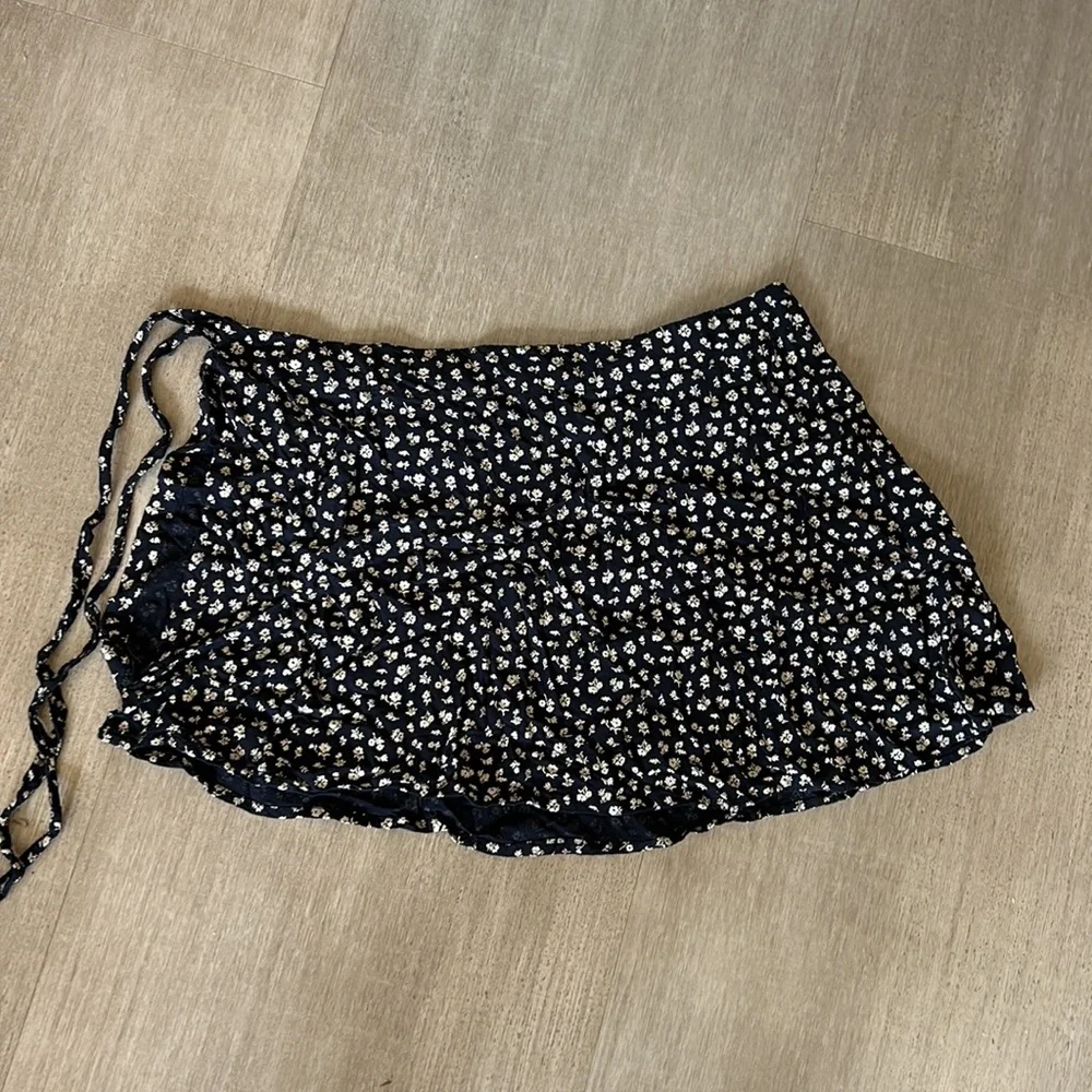 Brandy Melville Floral Wrap Skirt - Picture 7 of 7